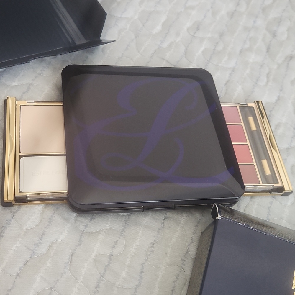 Estee Lauder Travel Exclusive Ingenious Color Palette with Detachable Compacts - Picture 5 of 8
